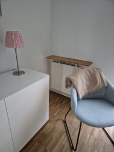 Heizungsregal über Plattenheizkörper in der Farbe Eiche